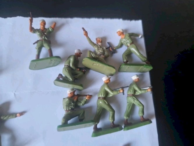 lot de  32 Micro  soldats   starlux