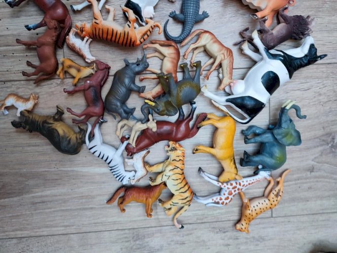 lot de 35 figurines danimaux en plastique en bon etat