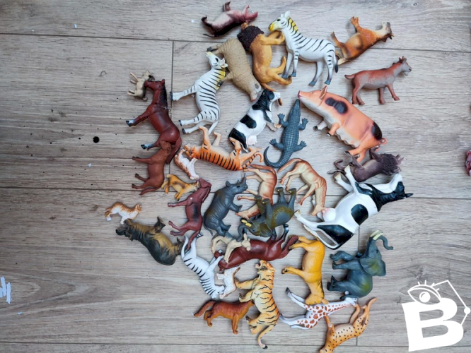 lot de 35 figurines danimaux en plastique en bon etat