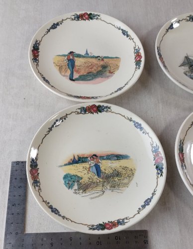 Lot de 4 anciennes assiettes à pain, décor Obernai, céramique de Sarreguemines