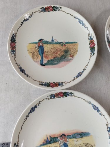 Lot de 4 anciennes assiettes à pain, décor Obernai, céramique de Sarreguemines