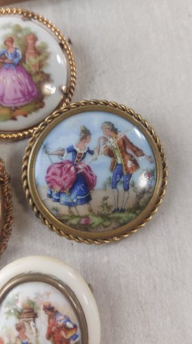 Lot de 4 anciennes broches, décor couples, en porcelaine de Limoges