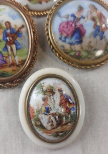 Lot de 4 anciennes broches, décor couples, en porcelaine de Limoges