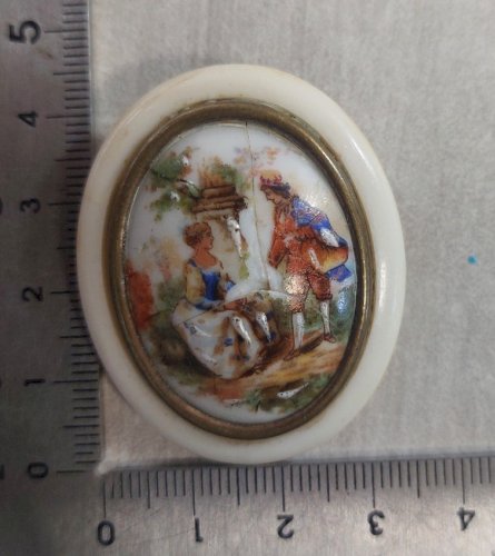 Lot de 4 anciennes broches, décor couples, en porcelaine de Limoges