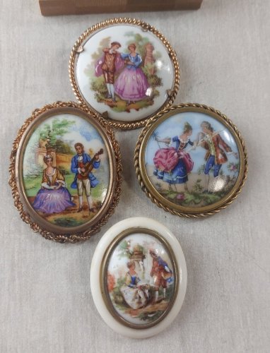 Lot de 4 anciennes broches, décor couples, en porcelaine de Limoges