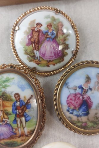 Lot de 4 anciennes broches, décor couples, en porcelaine de Limoges