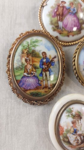 Lot de 4 anciennes broches, décor couples, en porcelaine de Limoges