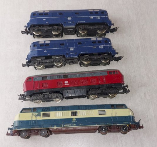 Lot de 4 anciennes locomotives Diesel, Lima, en HO