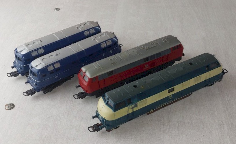 Lot de 4 anciennes locomotives Diesel, Lima, en HO