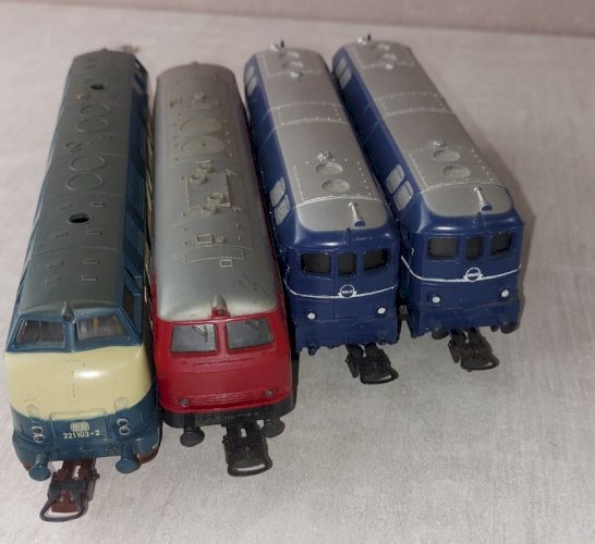 Lot de 4 anciennes locomotives Diesel, Lima, en HO