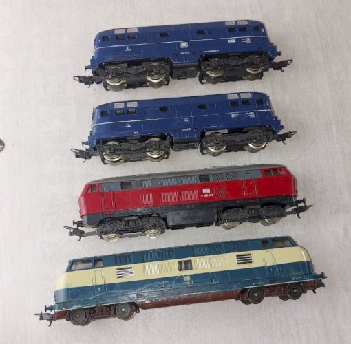 Lot de 4 anciennes locomotives Diesel, Lima, en HO