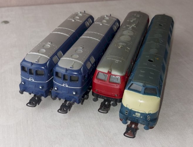 Lot de 4 anciennes locomotives Diesel, Lima, en HO