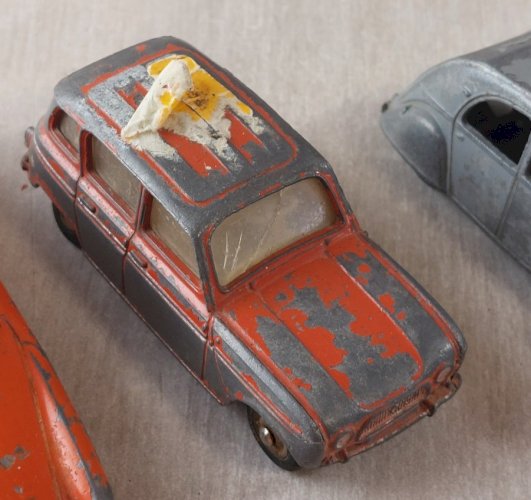 Lot de 4 anciennes voitures, en tôle, pour pièces, Dinky Toys