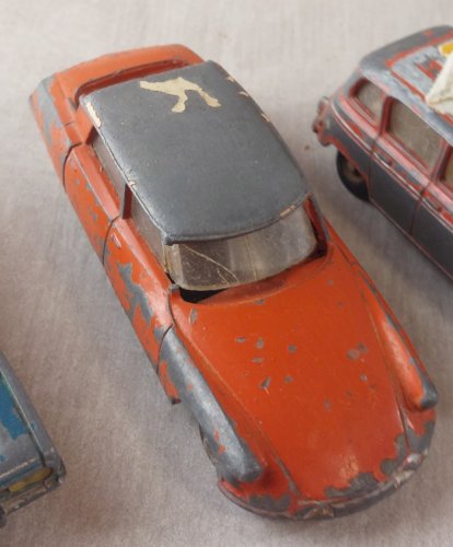 Lot de 4 anciennes voitures, en tôle, pour pièces, Dinky Toys