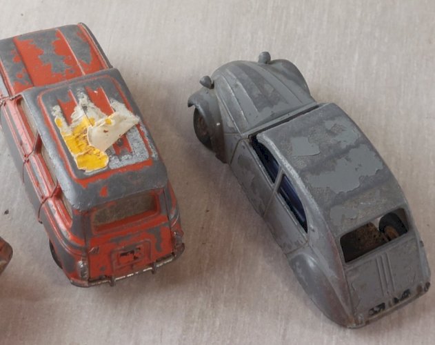 Lot de 4 anciennes voitures, en tôle, pour pièces, Dinky Toys