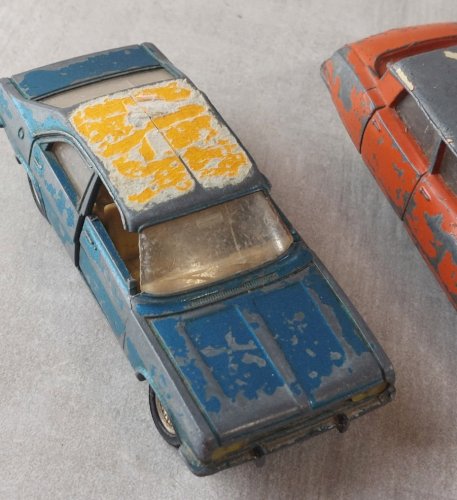 Lot de 4 anciennes voitures, en tôle, pour pièces, Dinky Toys