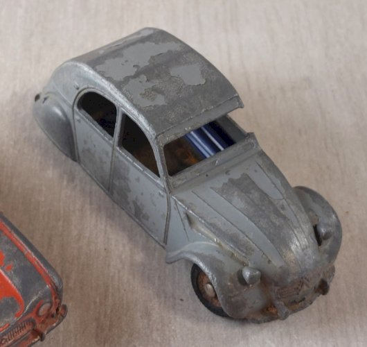 Lot de 4 anciennes voitures, en tôle, pour pièces, Dinky Toys