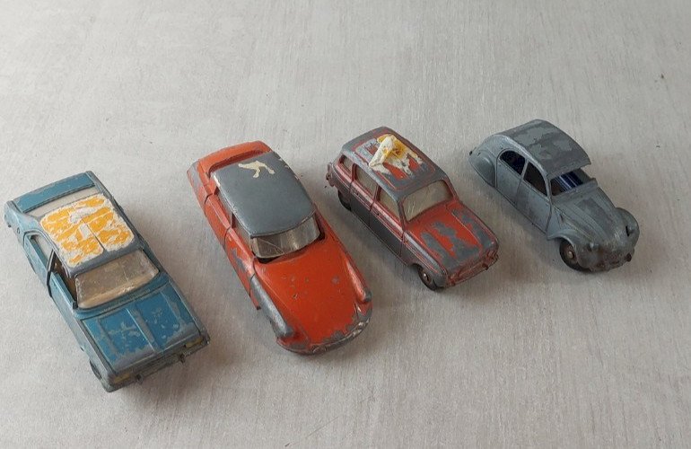Lot de 4 anciennes voitures, en tôle, pour pièces, Dinky Toys