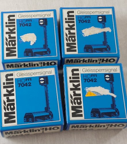 Lot de 4 anciens signaux de manoeuvre, Märklin, 7045, en HO