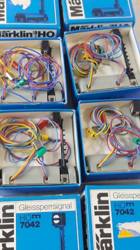 Lot de 4 anciens signaux de manoeuvre, Märklin, 7045, en HO