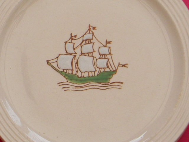Lot de 4 assiettes à dessert en faïence de LONGWY. Décor émaillé bateau.