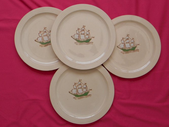 Lot de 4 assiettes à dessert en faïence de LONGWY. Décor émaillé bateau.