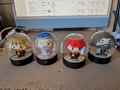 set of 4 Harry Potter design snow globes -