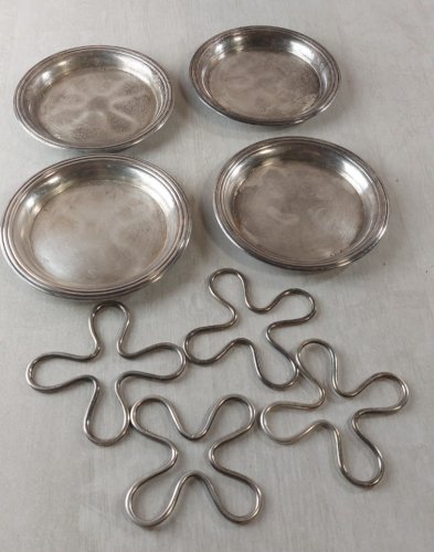 Lot de 4 dessous de bouteilles, en métal argenté, Christofle