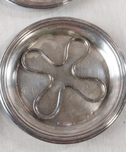 Lot de 4 dessous de bouteilles, en métal argenté, Christofle