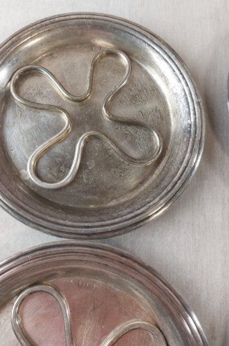 Lot de 4 dessous de bouteilles, en métal argenté, Christofle