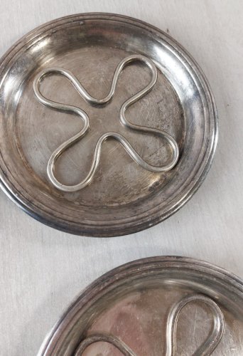 Lot de 4 dessous de bouteilles, en métal argenté, Christofle