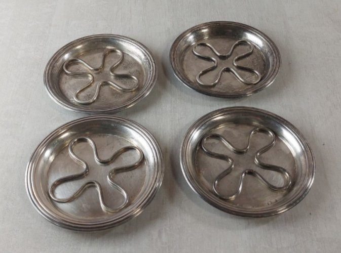 Lot de 4 dessous de bouteilles, en métal argenté, Christofle