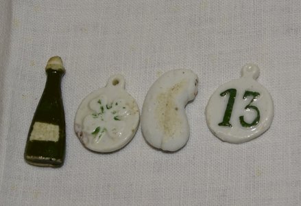 -LOT of 4 CLOVER-SHAPED FIGURINES 13 CHAMPAGNE BB 1st PERIOD DISPLAY COLLECTION