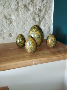 Set of 4 vintage decorative eggs made of lacquered papier-mâché – Russian inspiration,