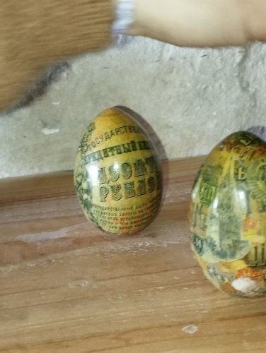 Lot de 4 œufs décoratifs anciens en papier mâché laqué – inspiration russe,