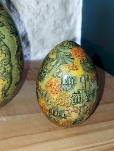 Lot de 4 œufs décoratifs anciens en papier mâché laqué – inspiration russe,