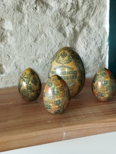 Lot de 4 œufs décoratifs anciens en papier mâché laqué – inspiration russe,