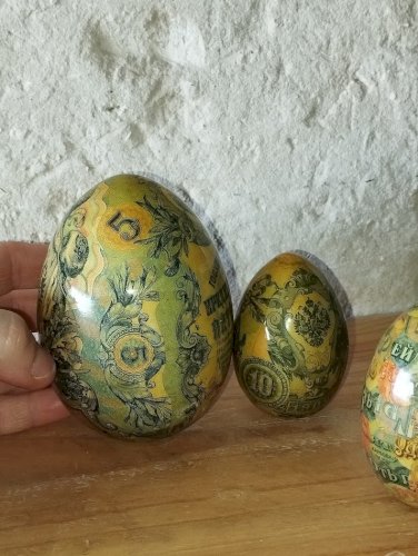 Lot de 4 œufs décoratifs anciens en papier mâché laqué – inspiration russe,