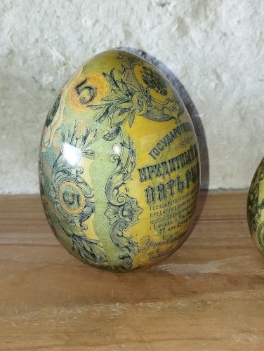 Lot de 4 œufs décoratifs anciens en papier mâché laqué – inspiration russe,
