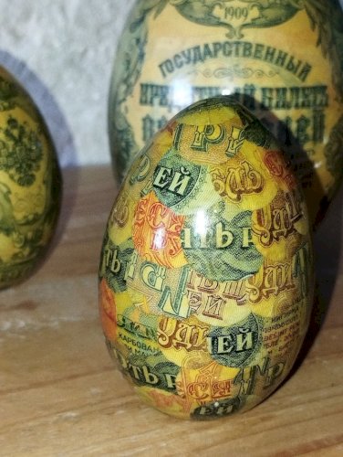 Lot de 4 œufs décoratifs anciens en papier mâché laqué – inspiration russe,