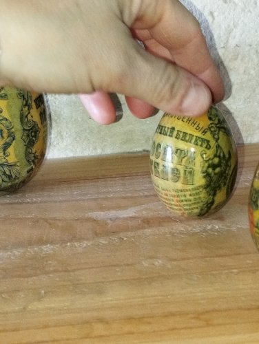 Lot de 4 œufs décoratifs anciens en papier mâché laqué – inspiration russe,