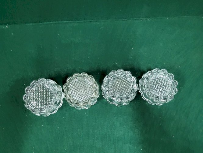 LOT DE 4 PIEDS DE MEUBLE EN VERRE PETIT MODELE