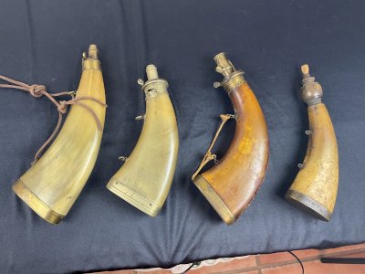 Lot de 4 POIRES A POUDRE MILITAIRE XVIII-XIXEME