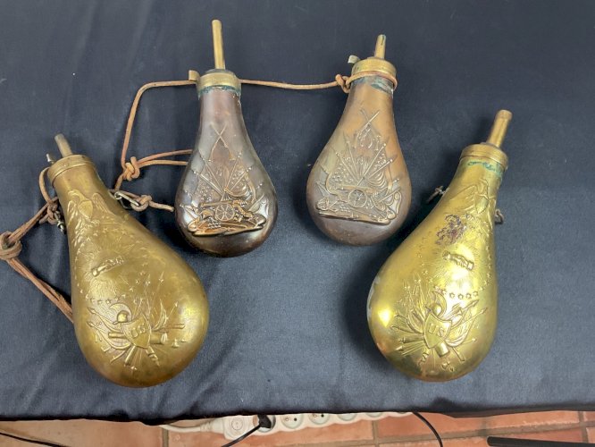 Lot de 4 POIRES A POUDRE MILITAIRE XVIII-XIXEME
