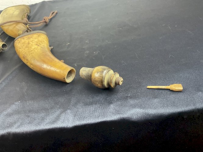 Lot de 4 POIRES A POUDRE MILITAIRE XVIII-XIXEME