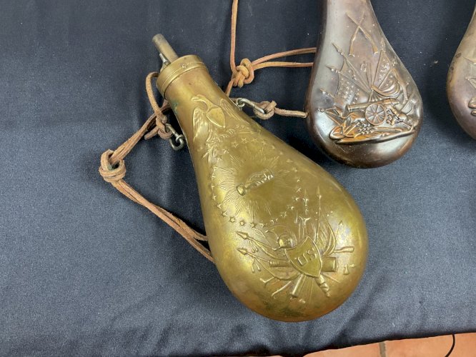 Lot de 4 POIRES A POUDRE MILITAIRE XVIII-XIXEME