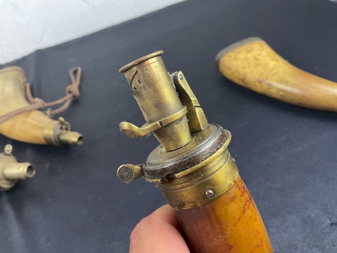 Lot de 4 POIRES A POUDRE MILITAIRE XVIII-XIXEME