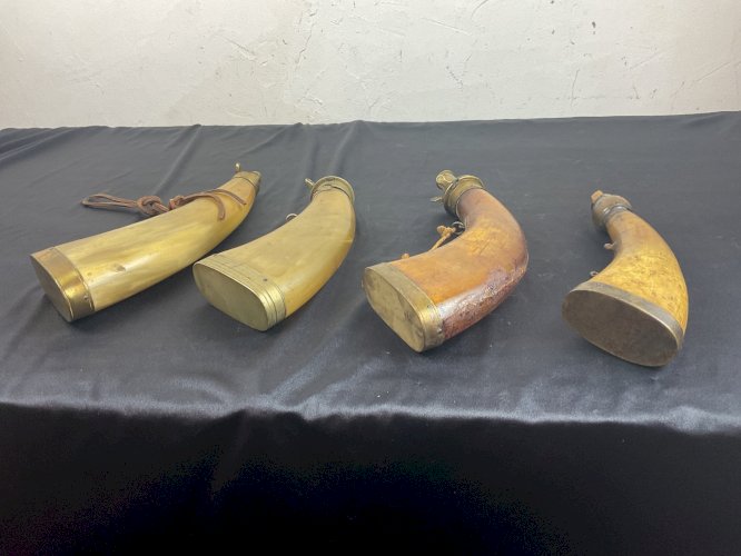 Lot de 4 POIRES A POUDRE MILITAIRE XVIII-XIXEME