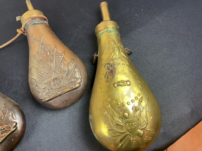 Lot de 4 POIRES A POUDRE MILITAIRE XVIII-XIXEME