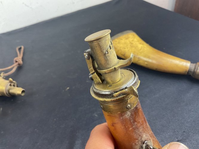 Lot de 4 POIRES A POUDRE MILITAIRE XVIII-XIXEME